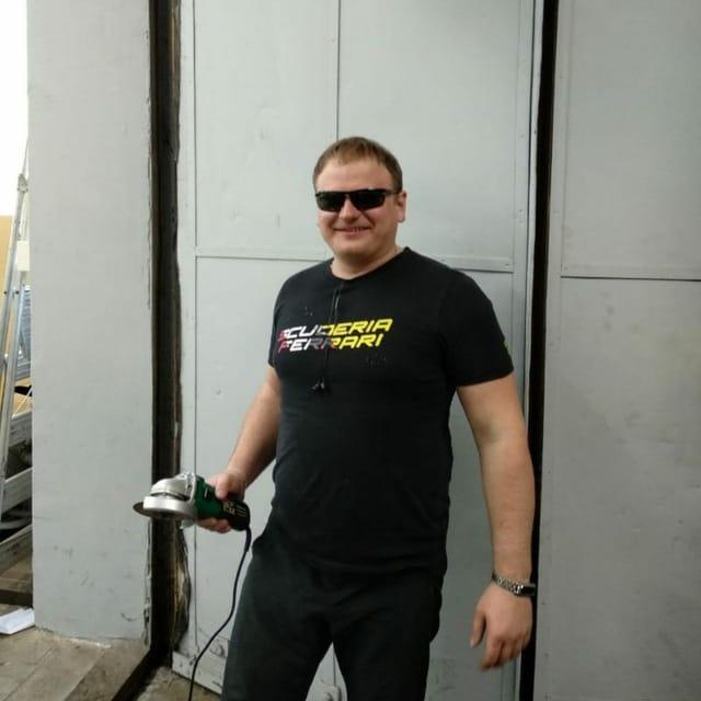 Сергей Пахомов в тёмных очках на объекте испытаний